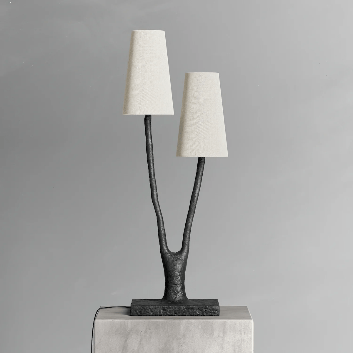 Lámpara de mesa de dos luces tipo rama Fresmera sobre una consola en el salón – imagen 6