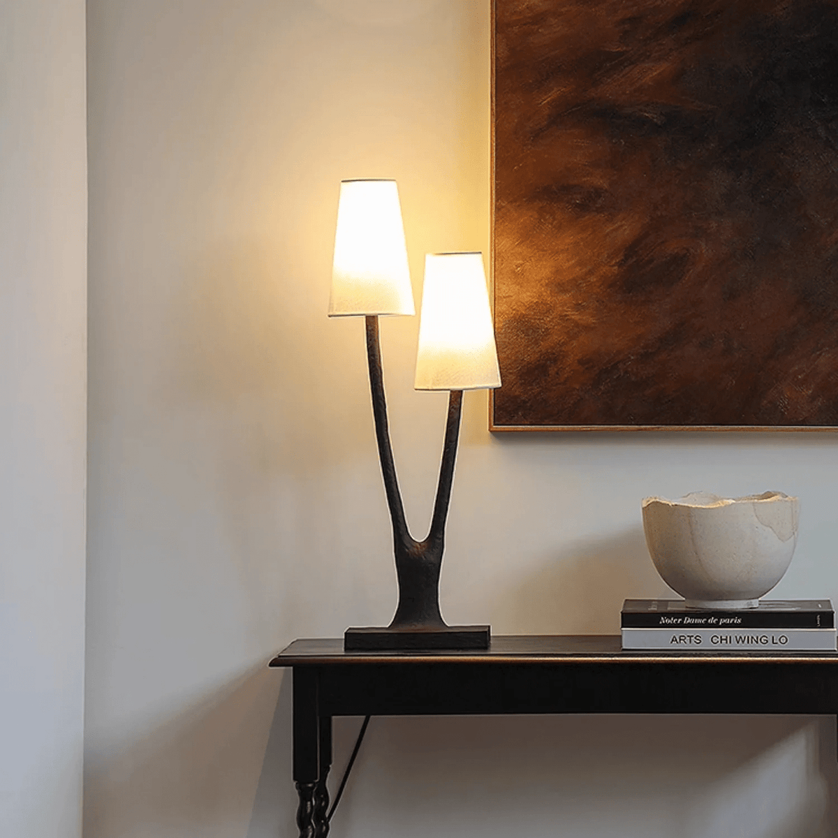 Lámpara de mesa de dos luces tipo rama Fresmera – encendida con las dos pantallas iluminadas