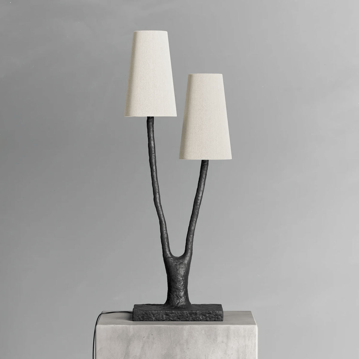 Lámpara de mesa de dos luces tipo rama Fresmera sobre una consola en el salón – imagen 8