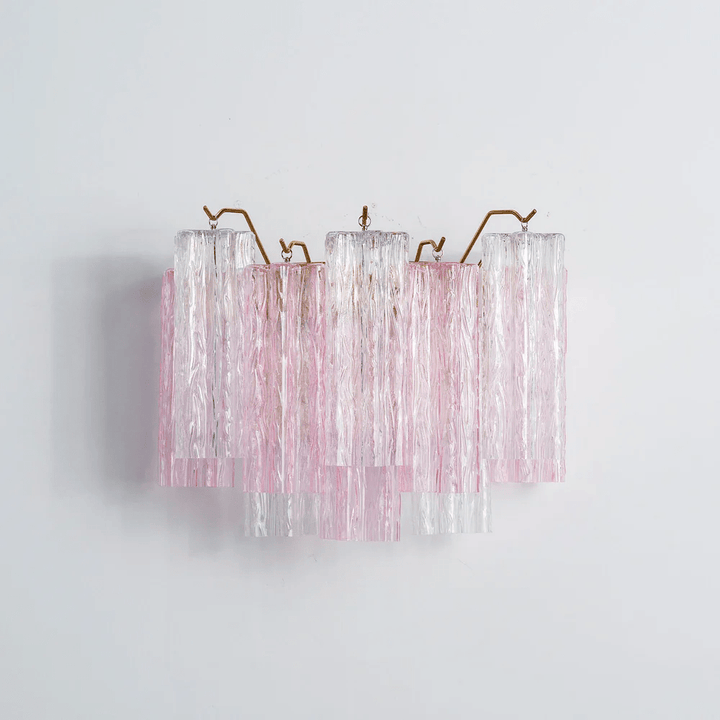 Aplique de pared de tubos de cristal rosa Osmara – vista frontal sobre pared gris