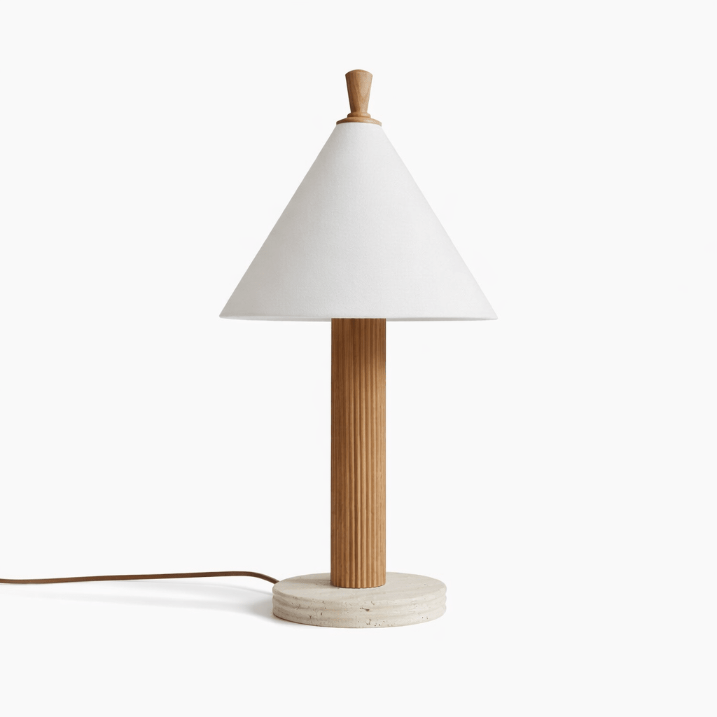 Lámpara de mesa con pantalla cónica y columna de madera Gacona – columna de madera clara con base de travertino