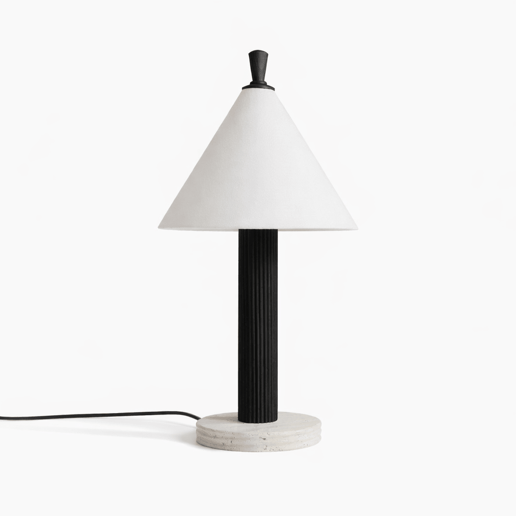 Lámpara de mesa con pantalla cónica y columna de madera Gacona – columna negra con pantalla blanca