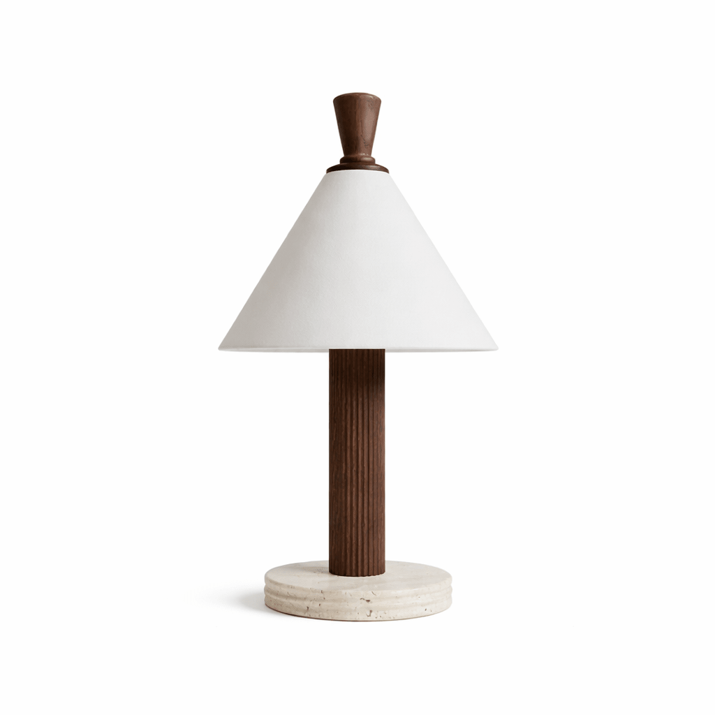 Lámpara de mesa con pantalla cónica y columna de madera Gacona – columna de nogal con pantalla blanca