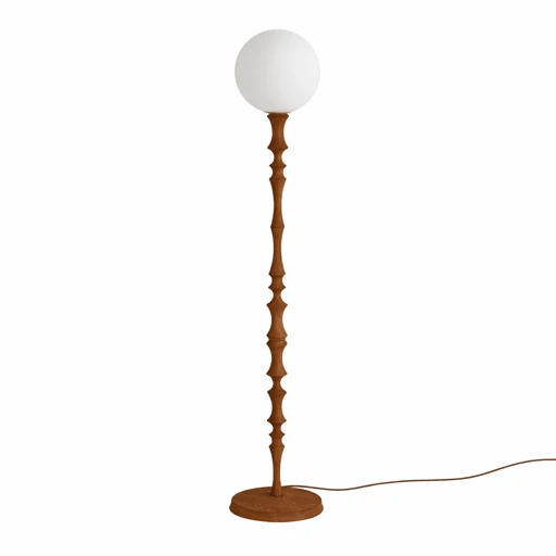 Lámpara de pie de madera torneada Caluma – en nogal con globo de cristal