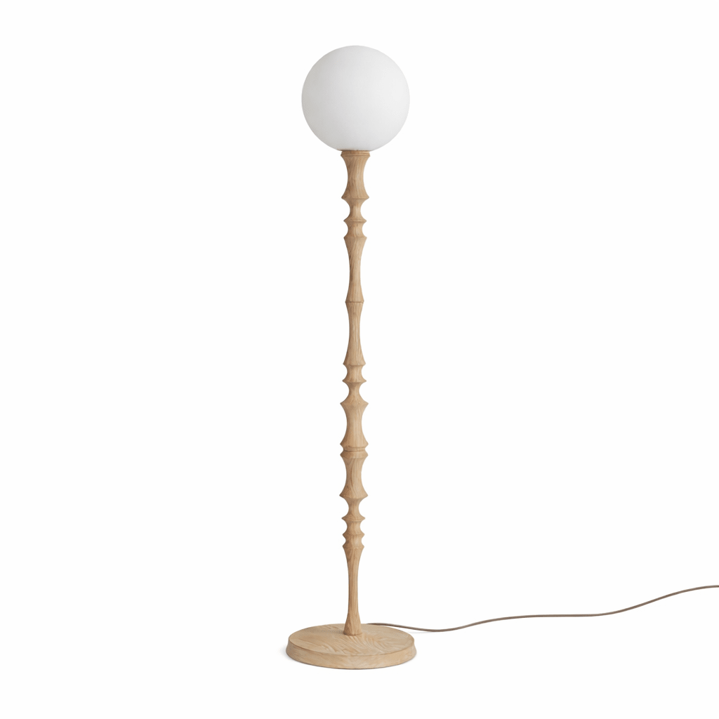 Lámpara de pie de madera torneada Caluma – en haya con globo de cristal