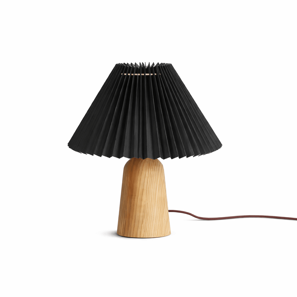 Lámpara de mesa con pantalla plisada Hilveta – altura 32 cm, base de madera con pantalla negra