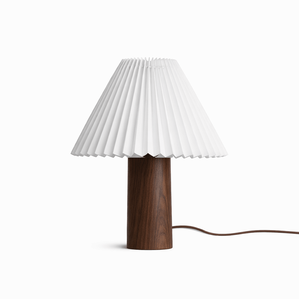 Lámpara de mesa con pantalla plisada Hilveta – altura 30 cm, base de nogal con pantalla blanca