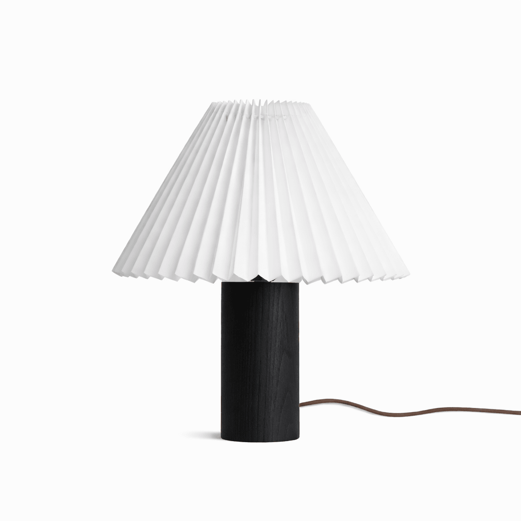 Lámpara de mesa con pantalla plisada Hilveta – altura 30 cm, base negra con pantalla blanca