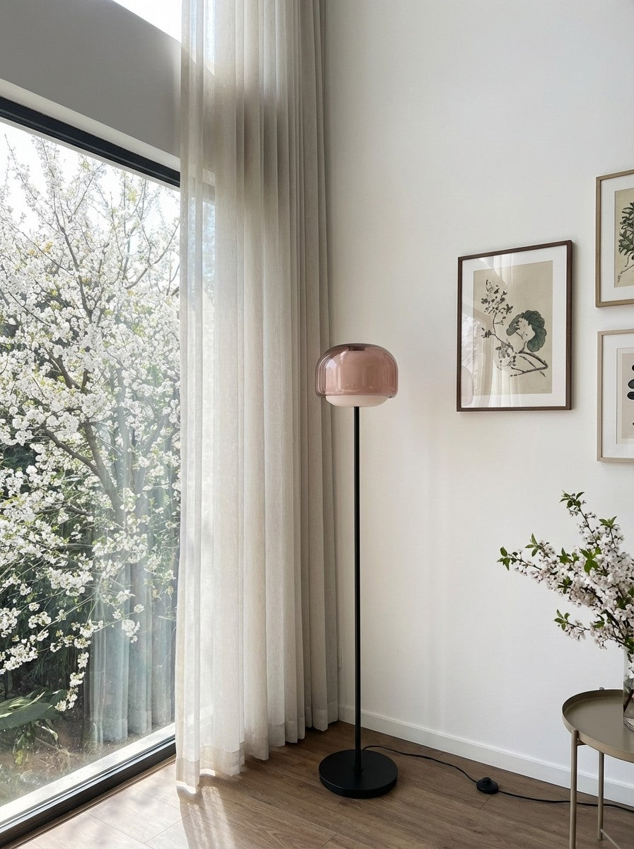 Lámpara de pie de cristal Tomira – junto a una ventana