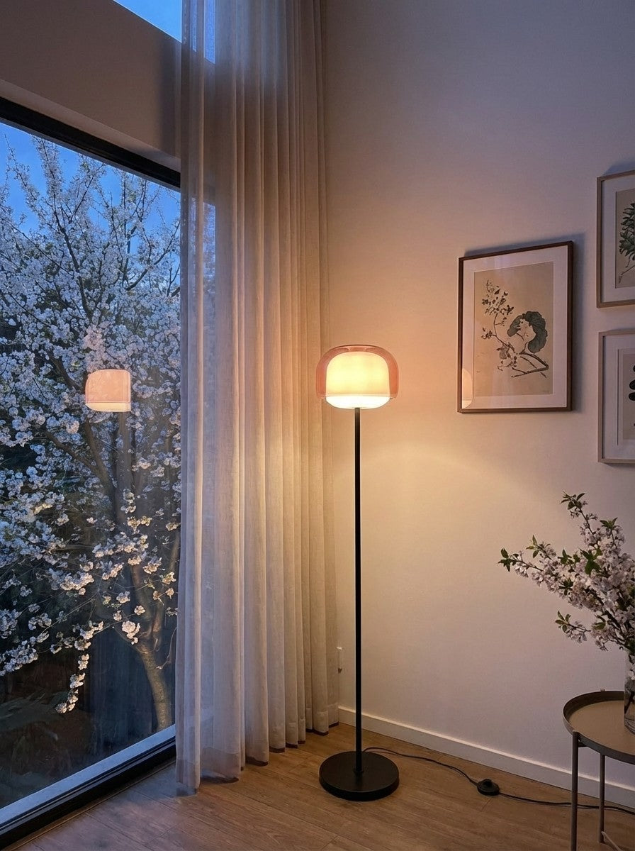 Lámpara de pie de cristal Tomira – encendida al anochecer