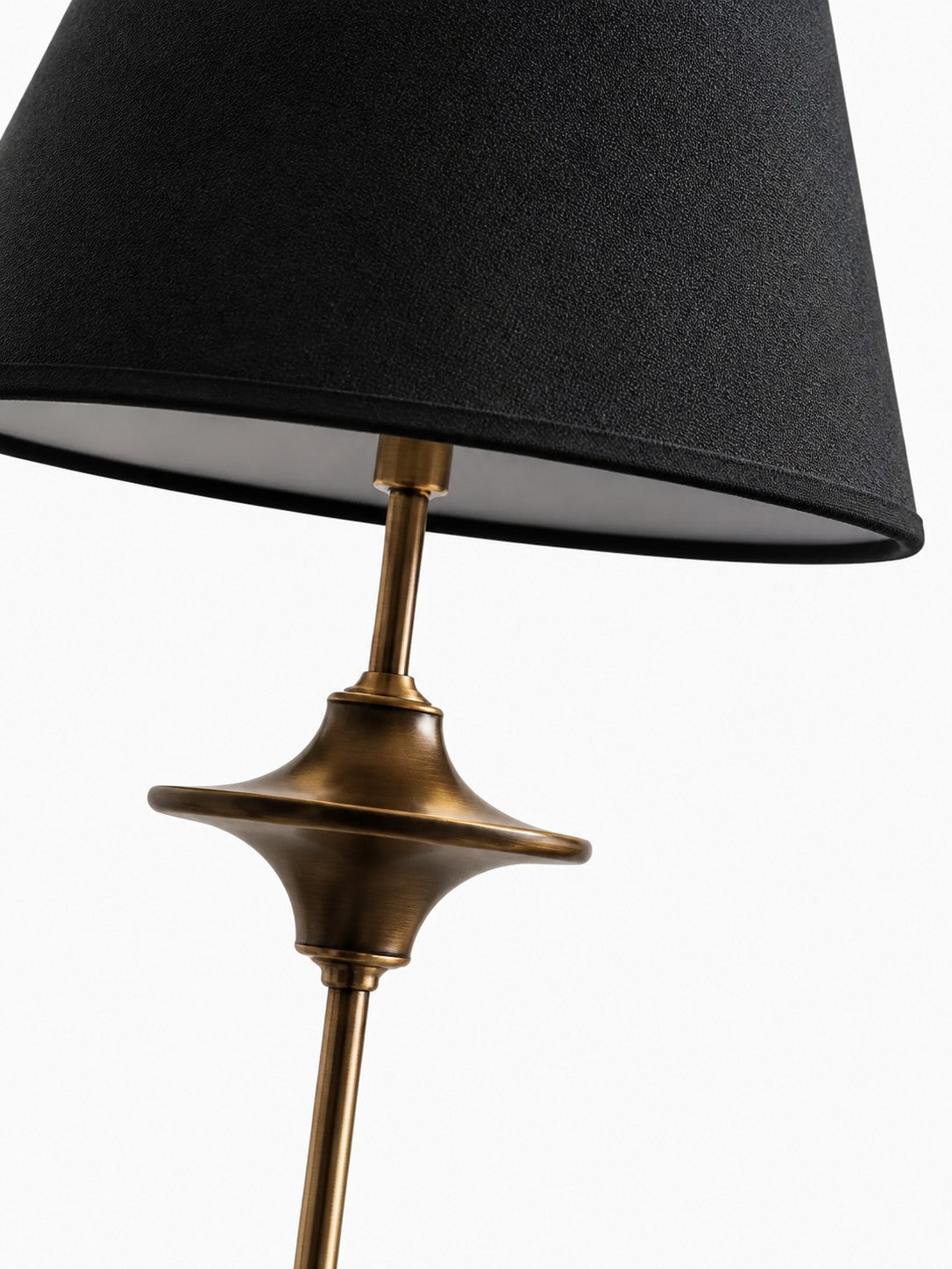 Lámpara de pie vintage Olmeta – detalle de la pieza central y la pantalla negra