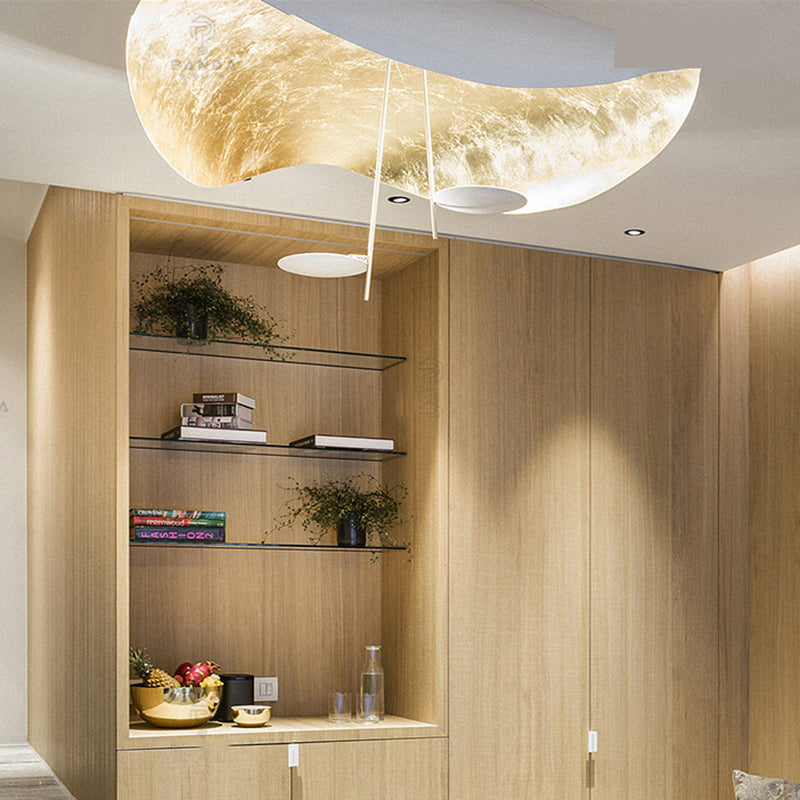 Lámpara colgante en forma de hoja Lotena sobre una mesa de comedor – imagen 6