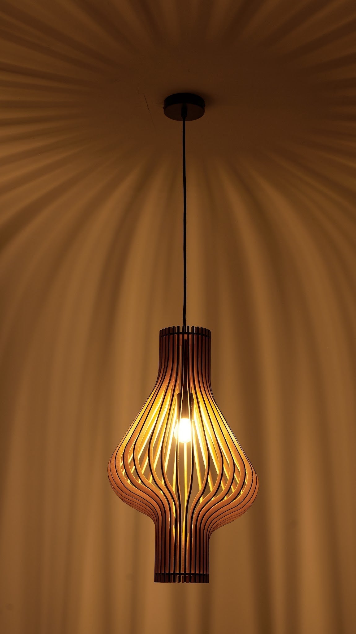 Lámpara colgante de madera Arbela – encendida en un ambiente cálido