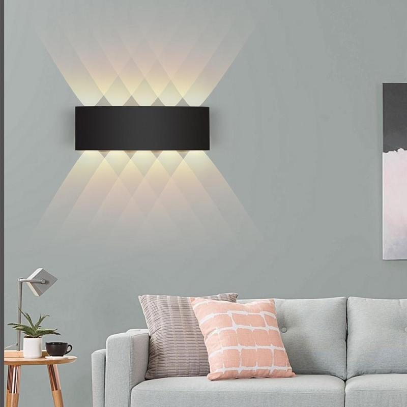 Aplique de pared LED arriba y abajo Fulgara en una fachada iluminada – imagen 11
