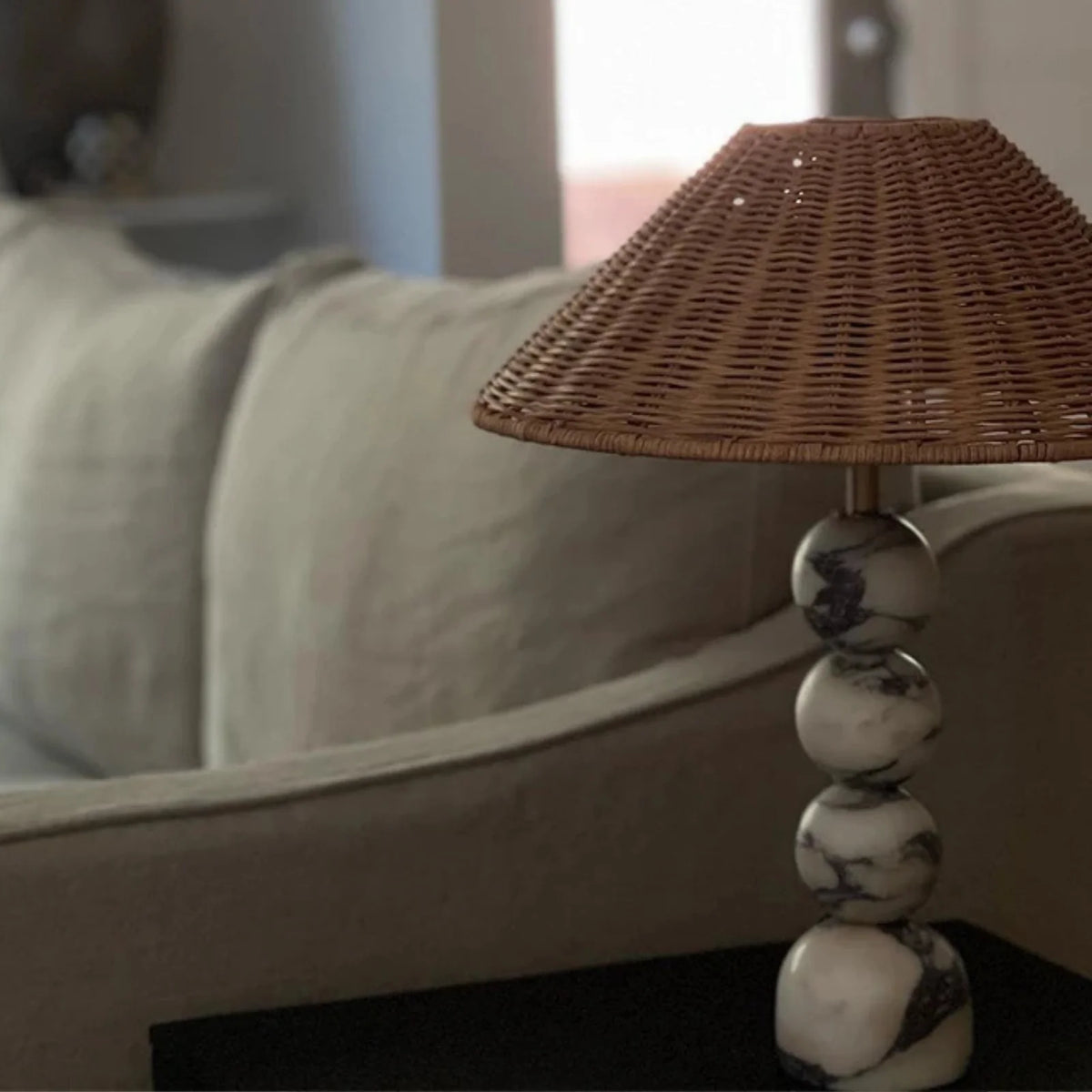 Lámpara de mesa de mármol y ratán Lebrisa en un salón de estilo nórdico – imagen 5
