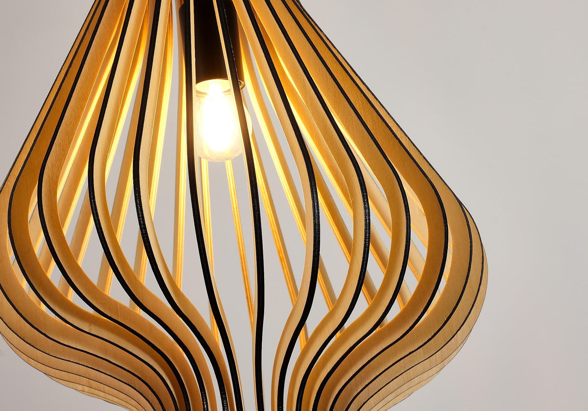 Lámpara colgante de madera Arbela – detalle de la luz entre las láminas