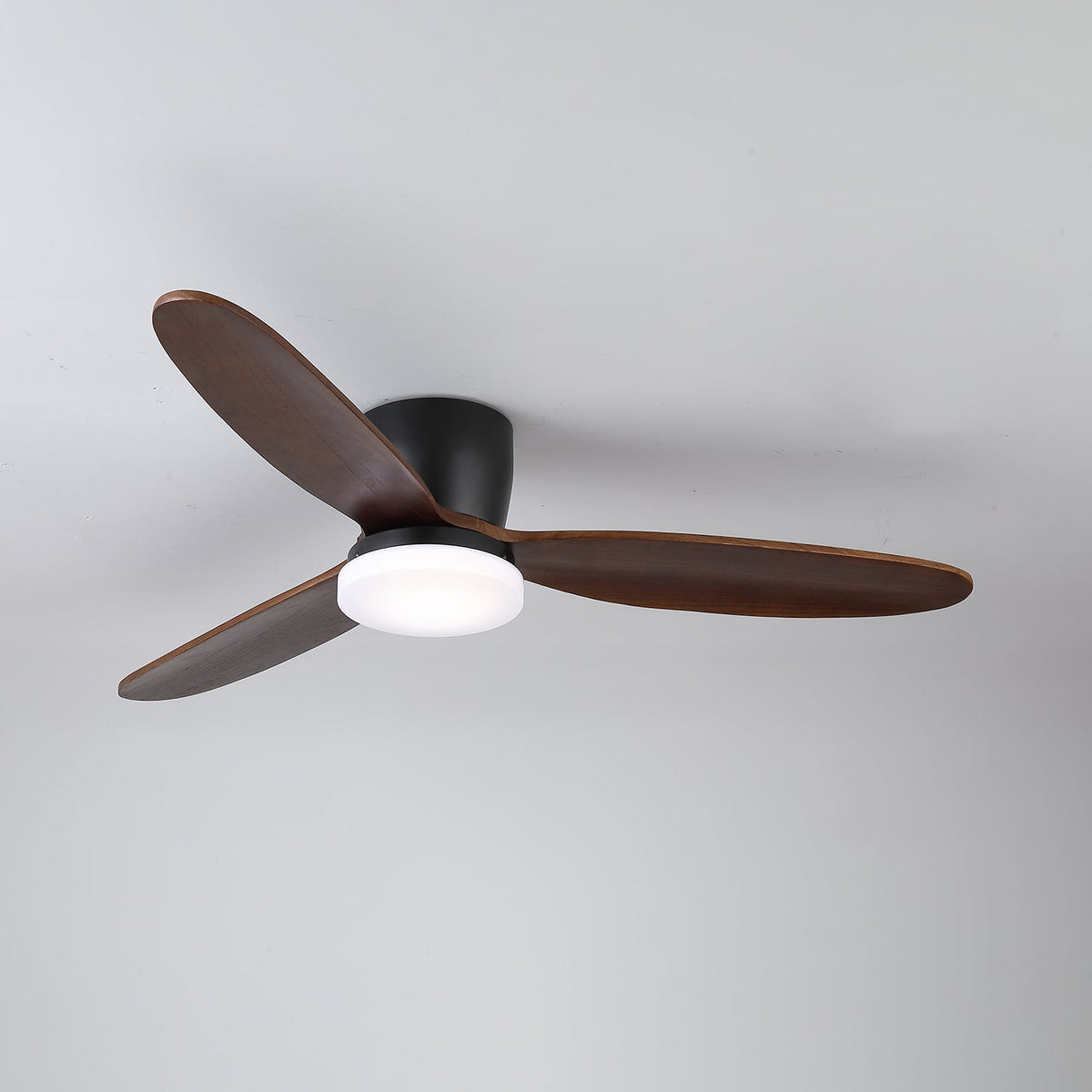 Ventilador de techo con luz Veladia en un dormitorio sereno – imagen 9