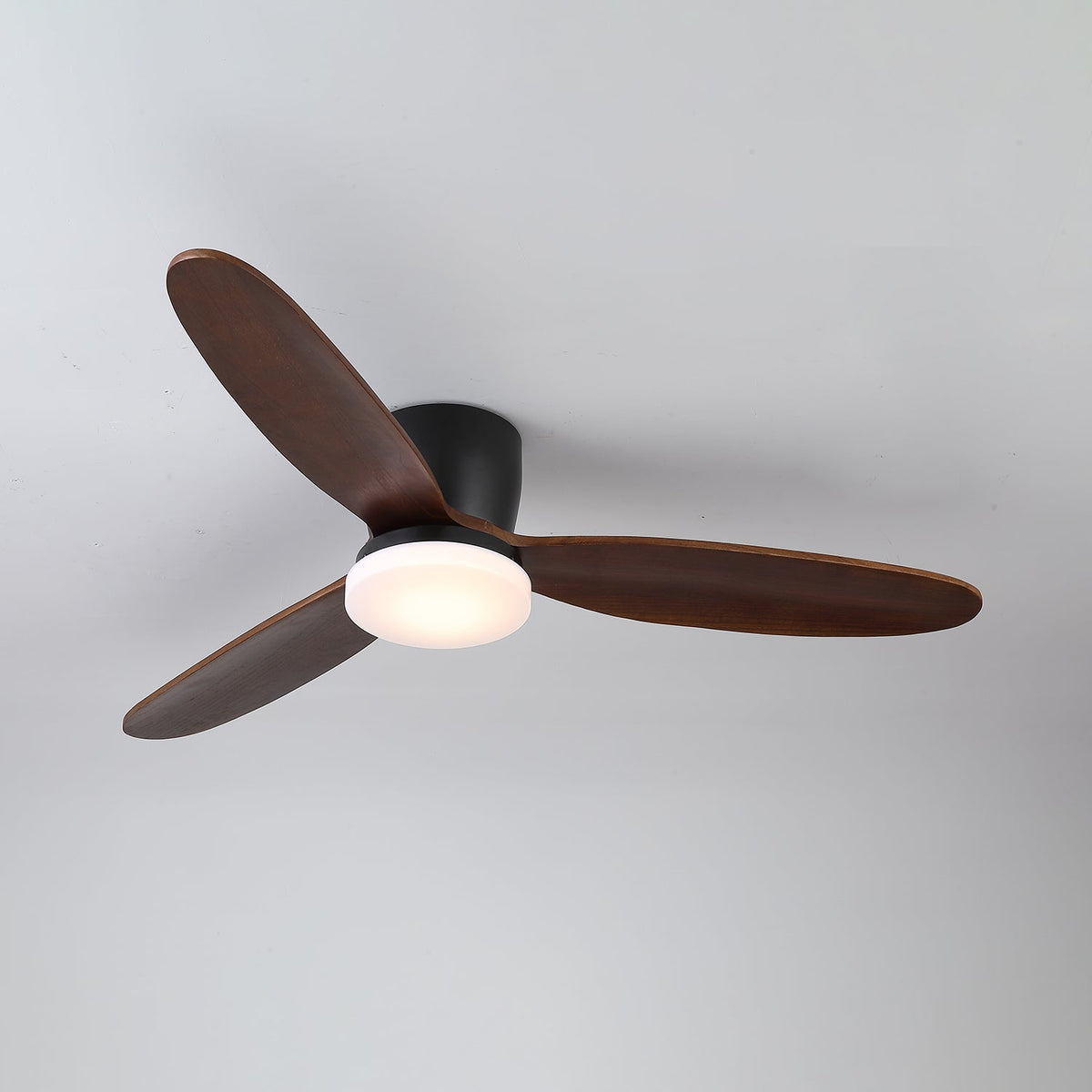 Ventilador de techo con luz Veladia en un dormitorio sereno – imagen 10