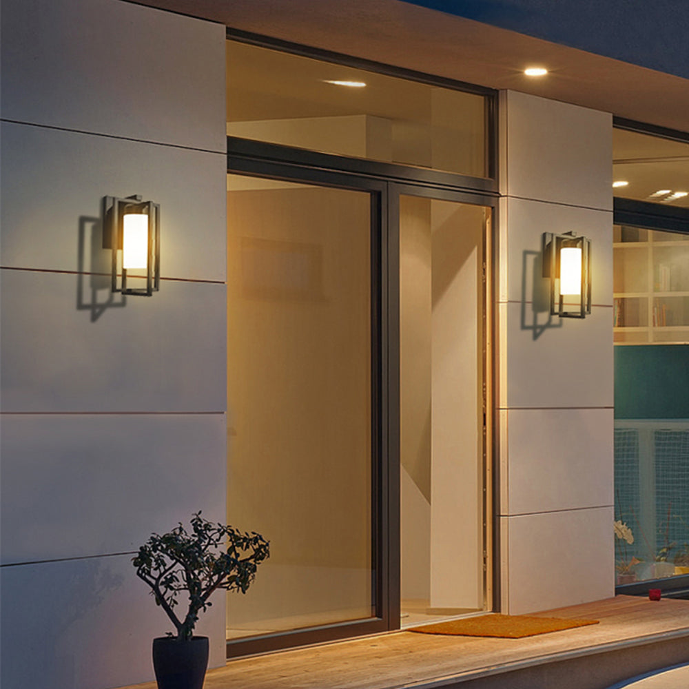 Aplique de pared exterior Ontara – pareja de apliques encendidos junto a una puerta