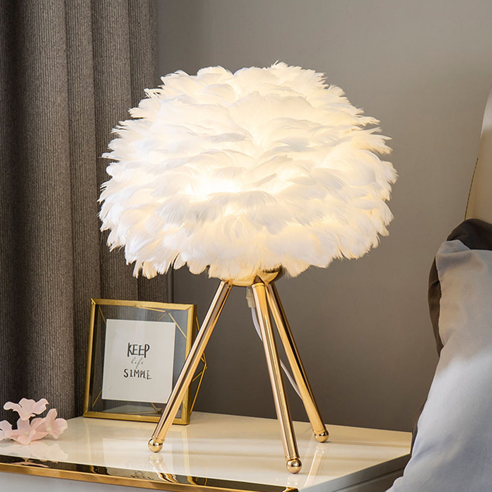 Lámpara de mesa de plumas Lupena sobre una mesita de noche – imagen 5