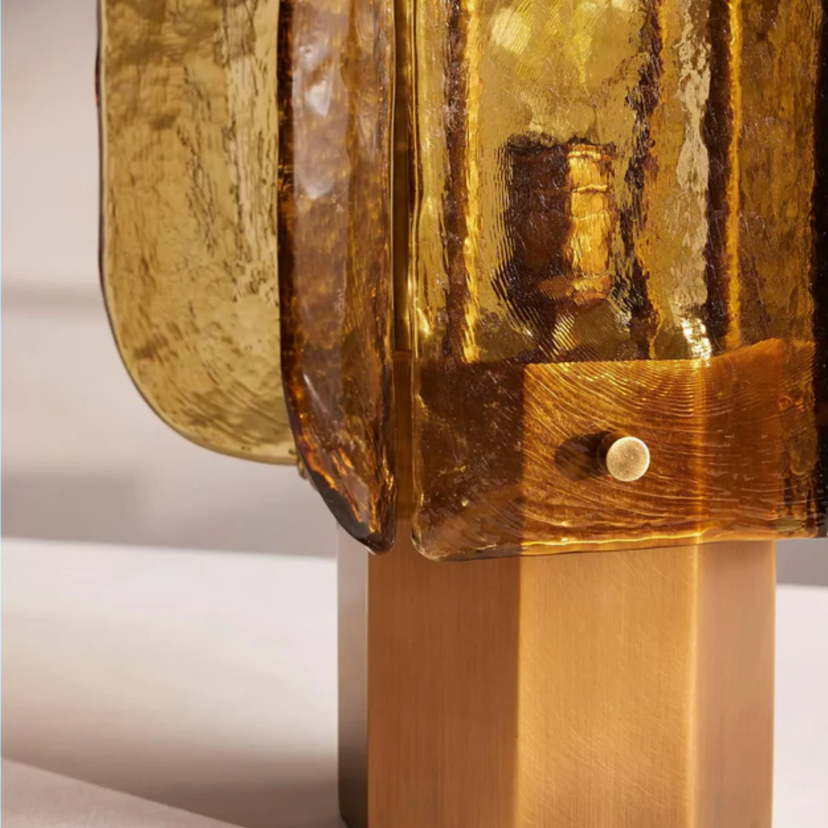Lámpara de mesa de cristal ámbar Hialina – detalle del cristal martelé