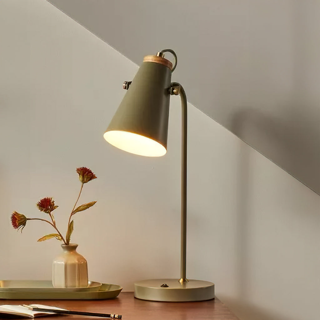 Lámpara de escritorio orientable Belisa sobre una mesa de madera – imagen 8