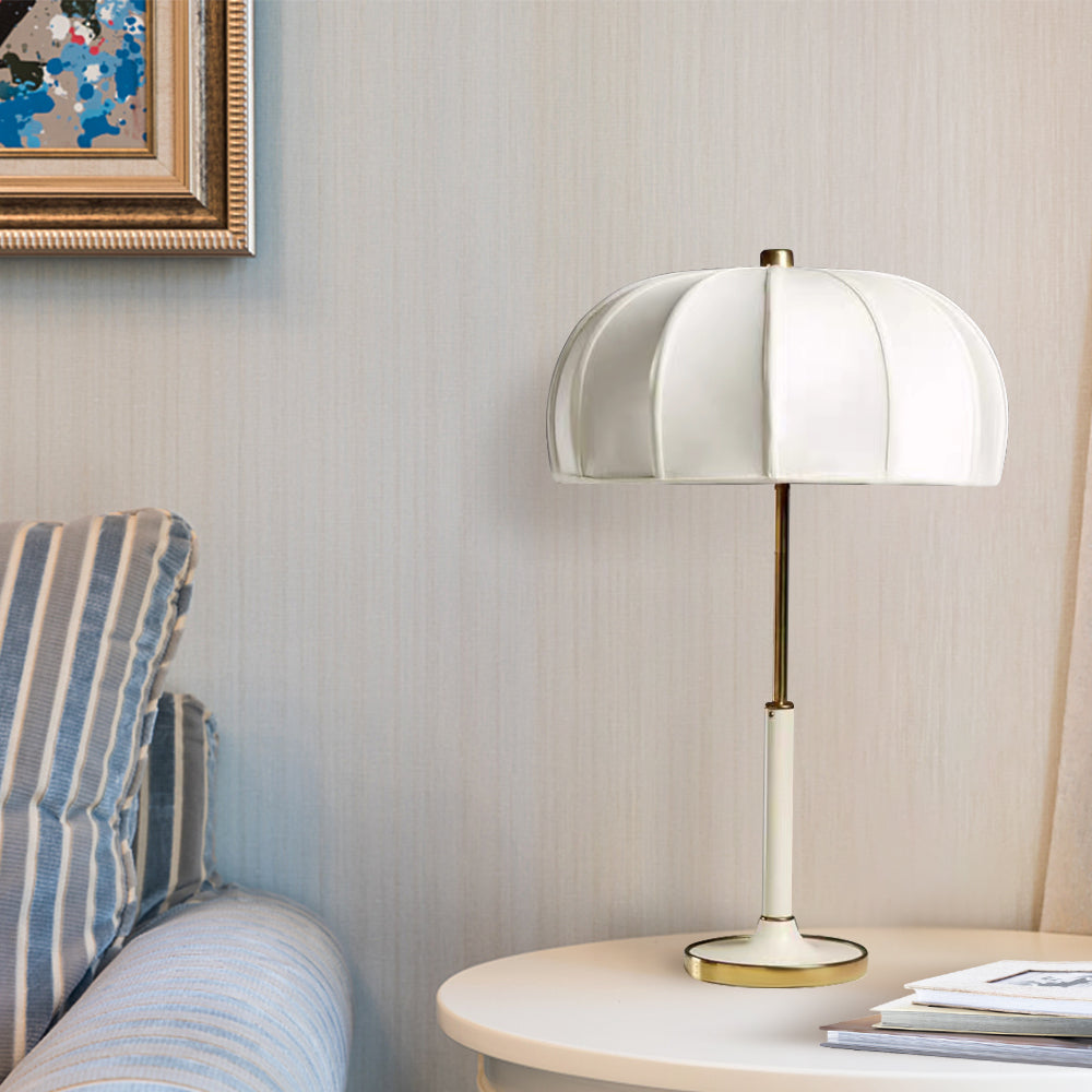 Lámpara de mesa mid century Lomadia en un dormitorio sereno – imagen 9