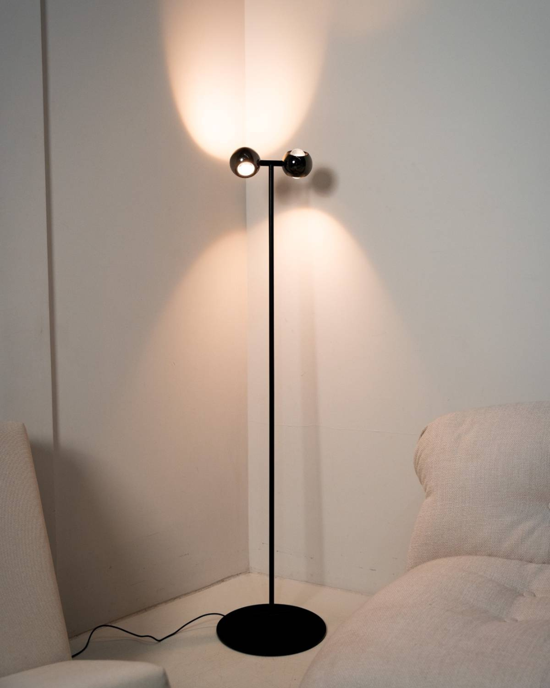 Lámpara de pie LED Ronela en un salón moderno – imagen 16