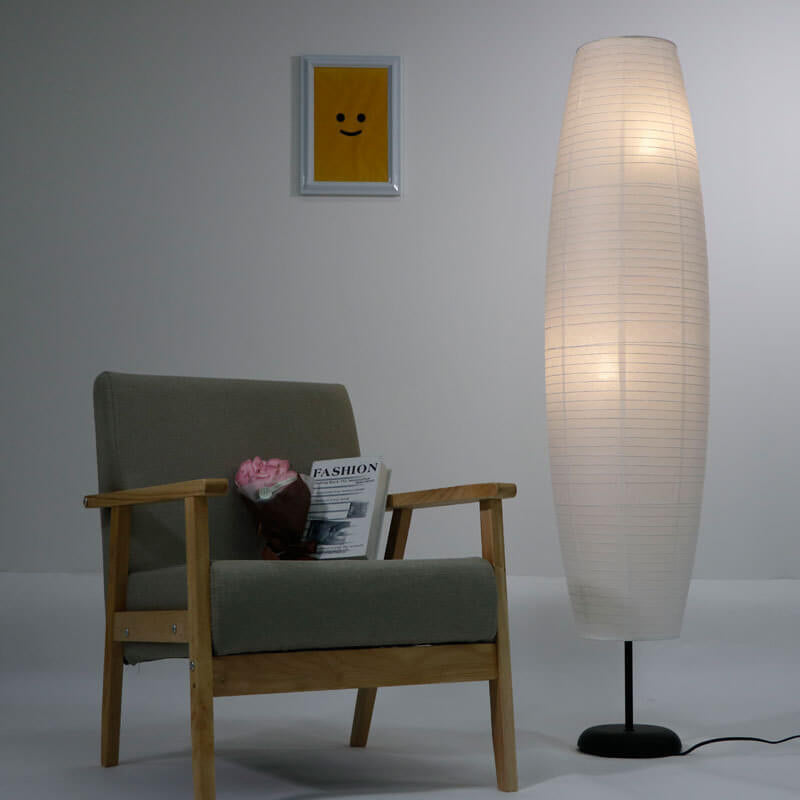 Lámpara de pie de papel estilo farol Velarda – junto a un sillón