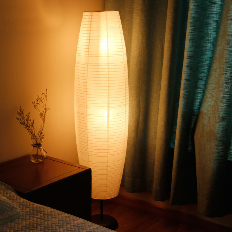 Lámpara de pie de papel estilo farol Velarda – encendida junto a una cortina