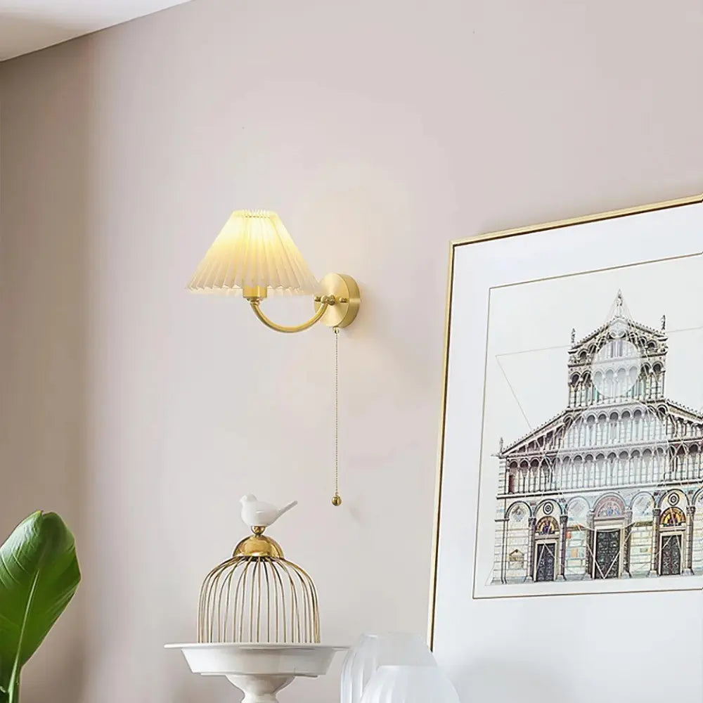 Clara: Aplique de Pared Elegante con Pantalla de Tela – Dorado