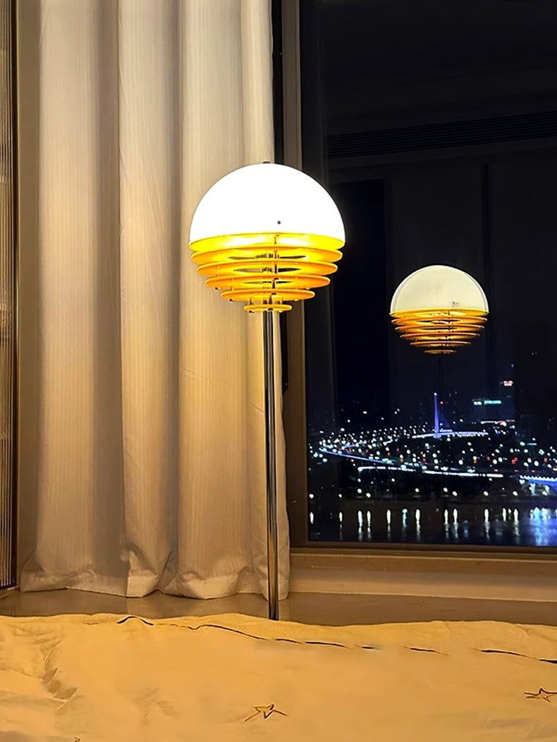 Lámpara de pie Bauhaus Tuneva – encendida de noche junto a la ventana