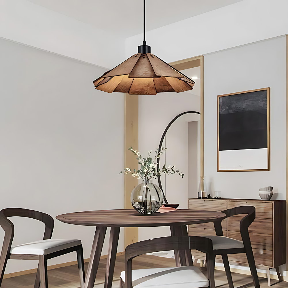 Lámpara colgante de madera Bardela – de pétalos sobre una mesa de comedor