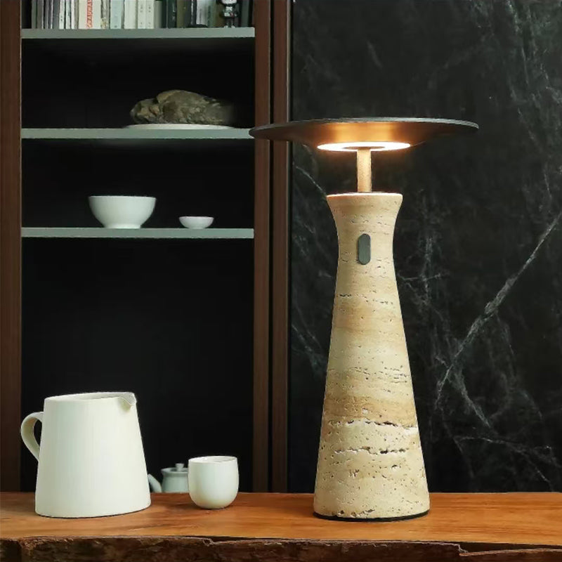 Lámpara de mesa inalámbrica Travela de travertino – en un salón con estantería