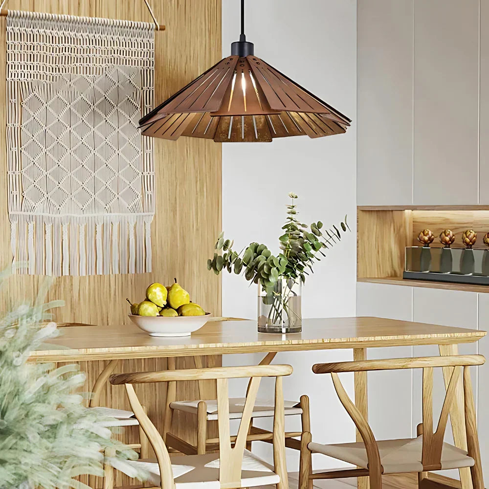 Lámpara colgante de madera Bardela – marrón ébano en una cocina de madera clara