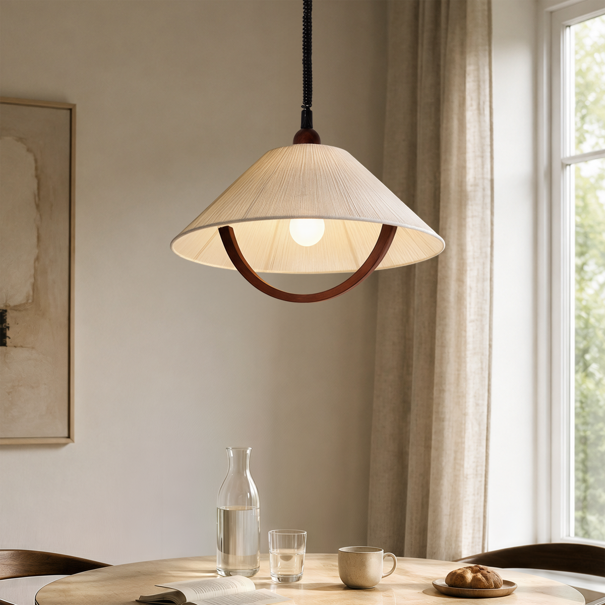 Lámpara colgante de cordón de algodón y madera Arcoya sobre una mesa de comedor redonda – imagen 11