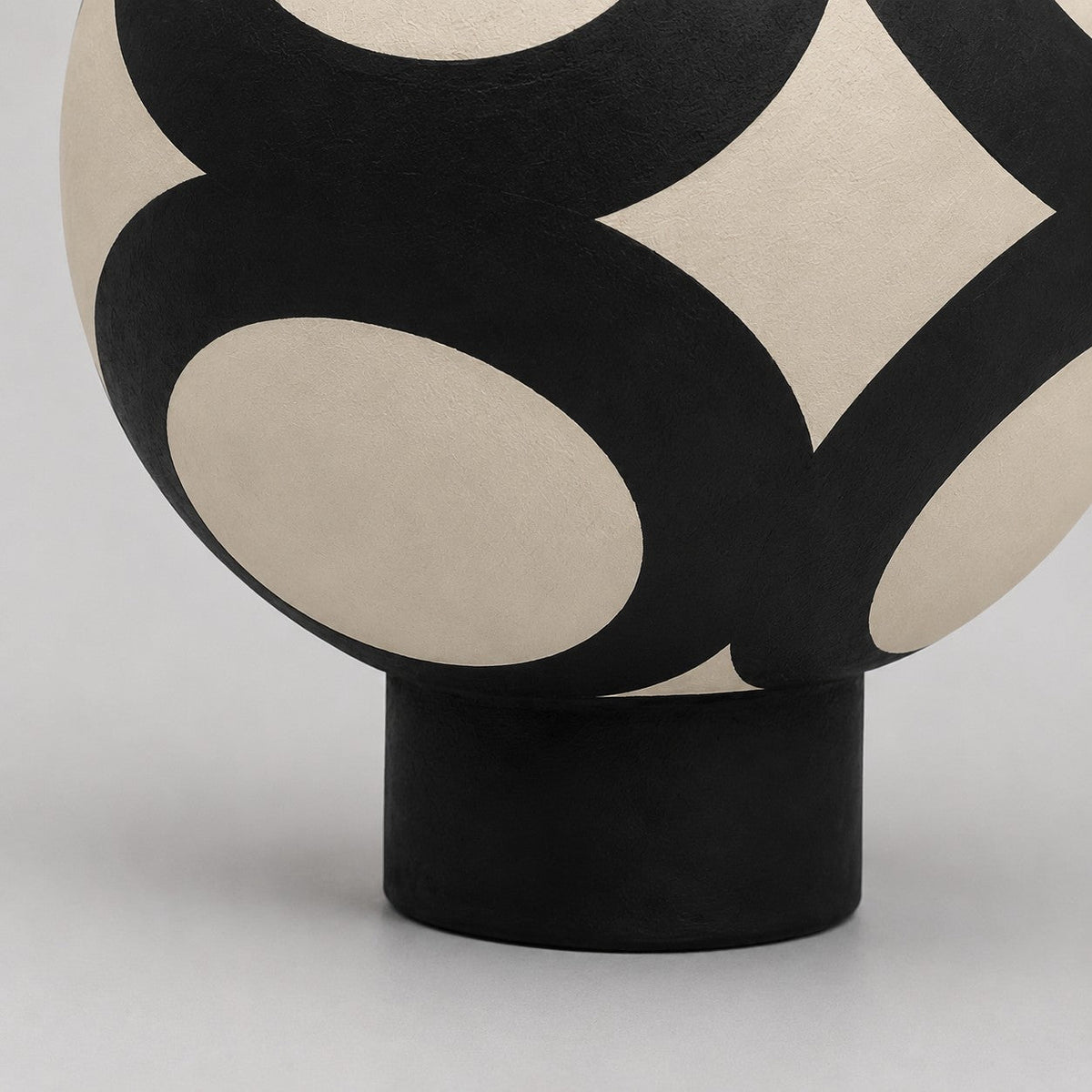 Lámpara de mesa de cerámica Zebrina – detalle de la esfera de cerámica y la base negra