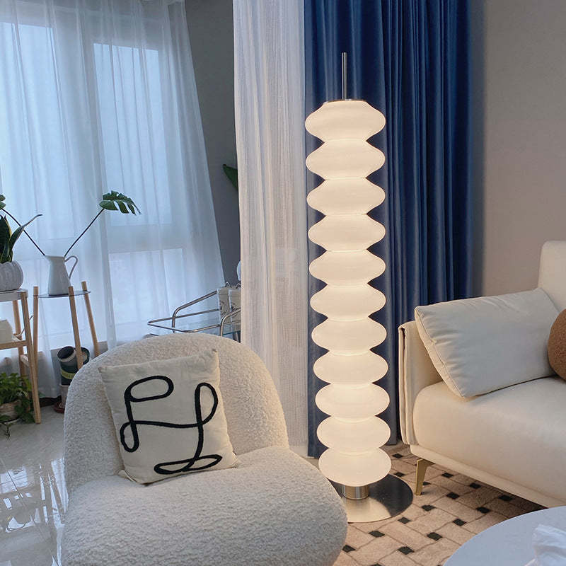 Lámpara de pie LED de cristal opal Sartela en un salón cálido – imagen 6