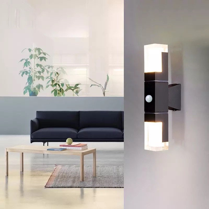 Aplique de pared exterior Esbelo en un patio moderno – imagen 9