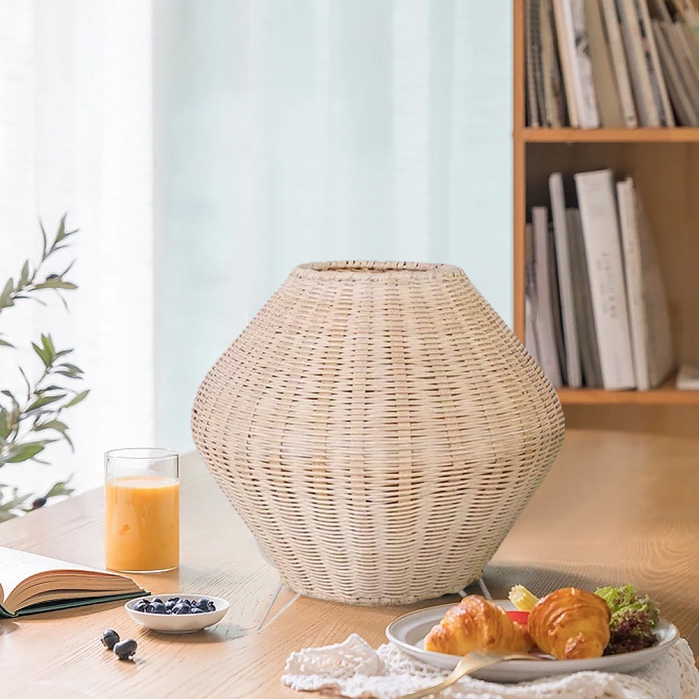 Lámpara de mesa de ratán Nidora en un dormitorio de estilo natural – imagen 5