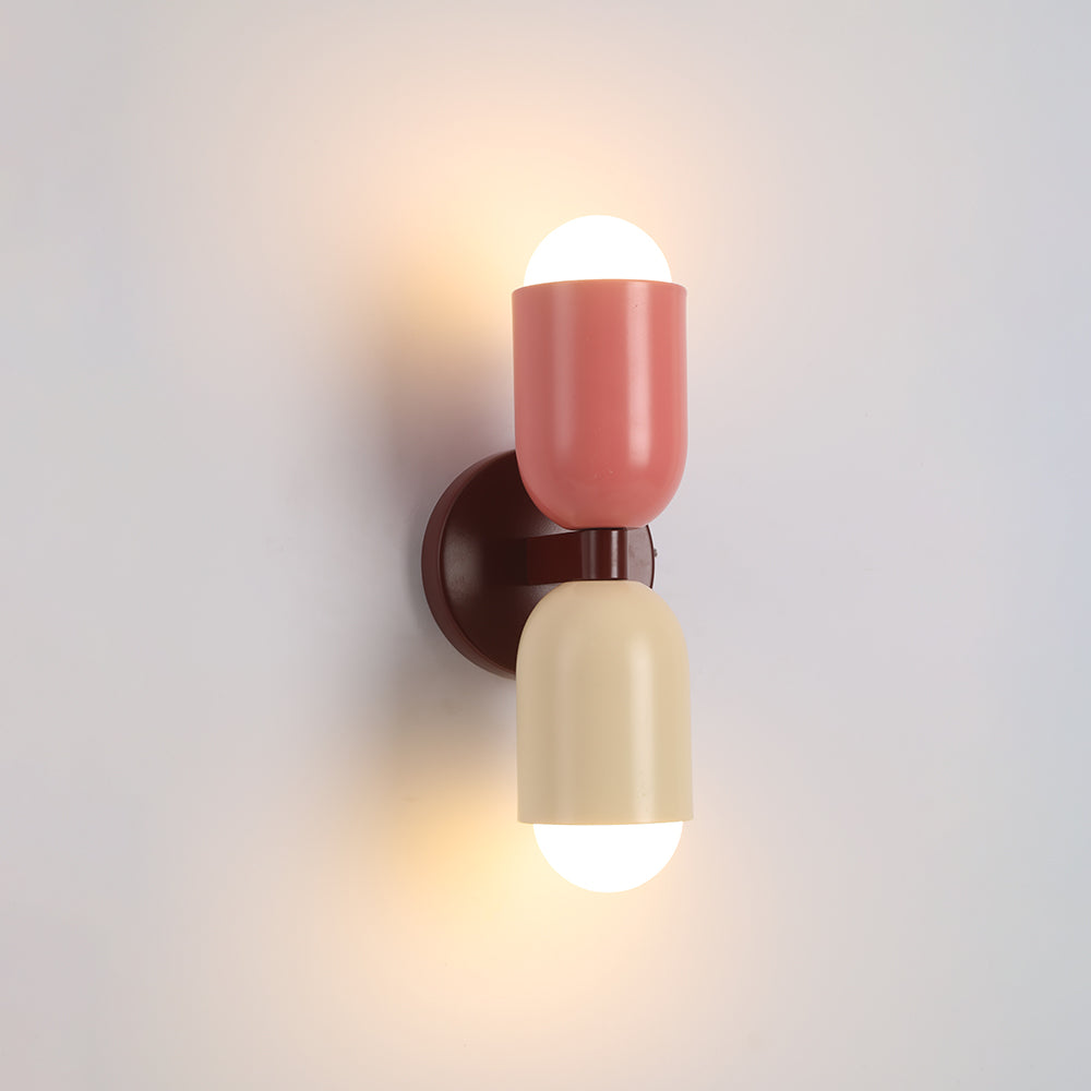 Aplique de pared de doble foco Bicora en un dormitorio colorido – imagen 9