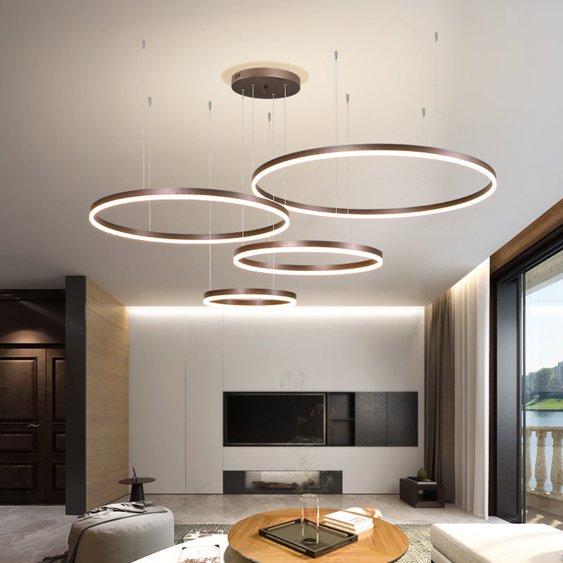 Lámpara colgante LED de aros Saroa en un salón moderno – imagen 14
