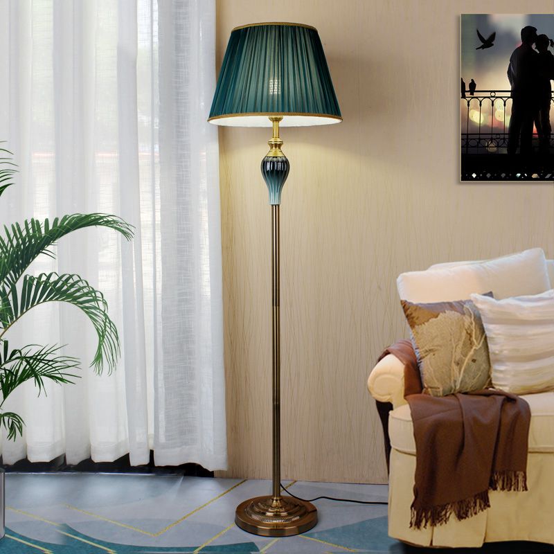 Lámpara de pie clásica con pantalla plisada Bernia – con pantalla verde oscuro