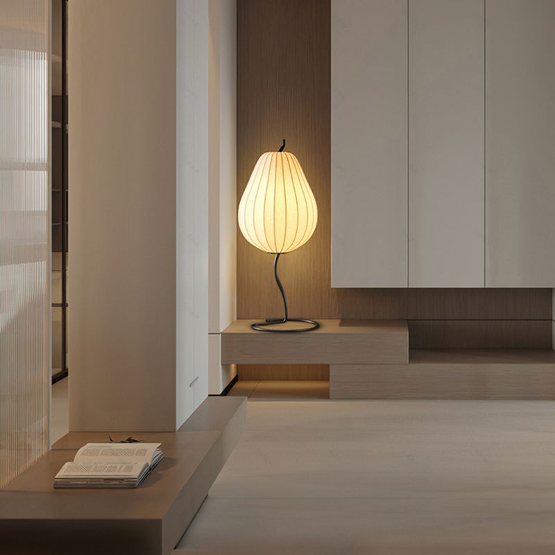 Lámpara de pie en forma de pera con pantalla de tela Fidela junto a un sofá en el salón – imagen 8