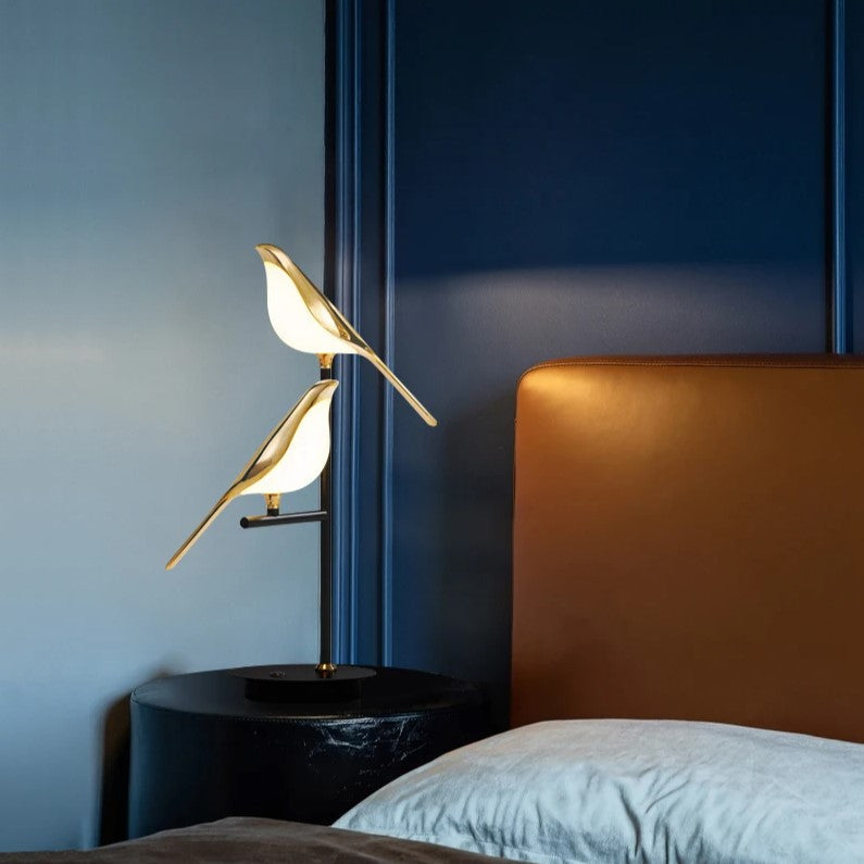 Lámpara de mesa con pájaros luminosos Mirleta en un dormitorio elegante – imagen 3