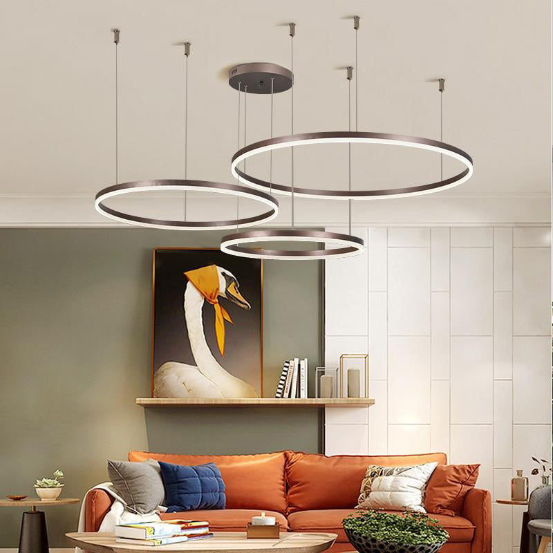 Lámpara colgante LED de aros Saroa en un salón moderno – imagen 2