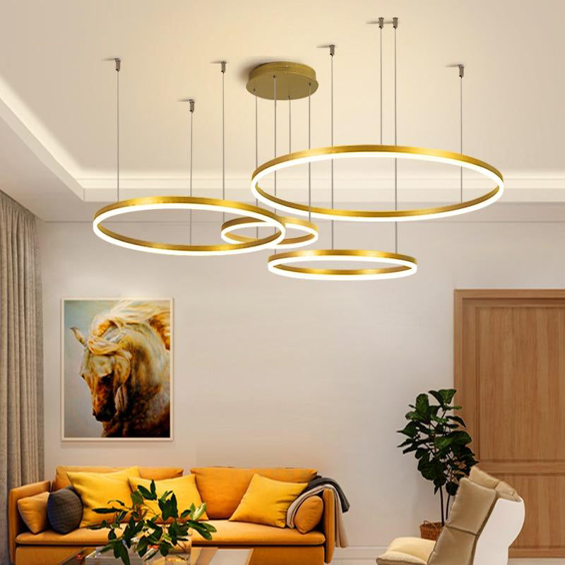 Lámpara colgante LED de aros Saroa en un salón moderno – imagen 12
