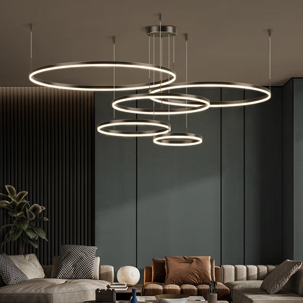 Lámpara colgante LED de aros Saroa en un salón moderno – imagen 18