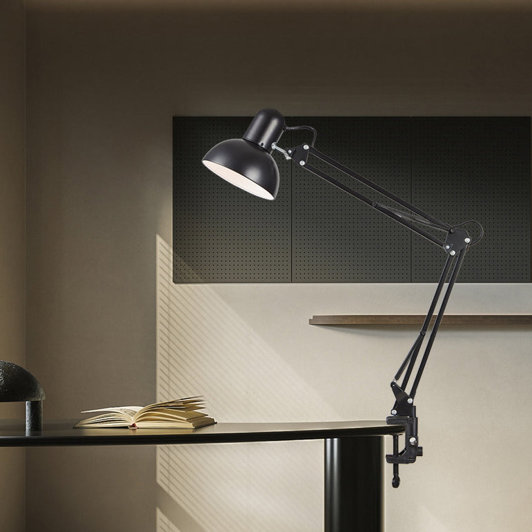 Lámpara de escritorio articulada Flexora – iluminando una mesa de trabajo junto a la pared