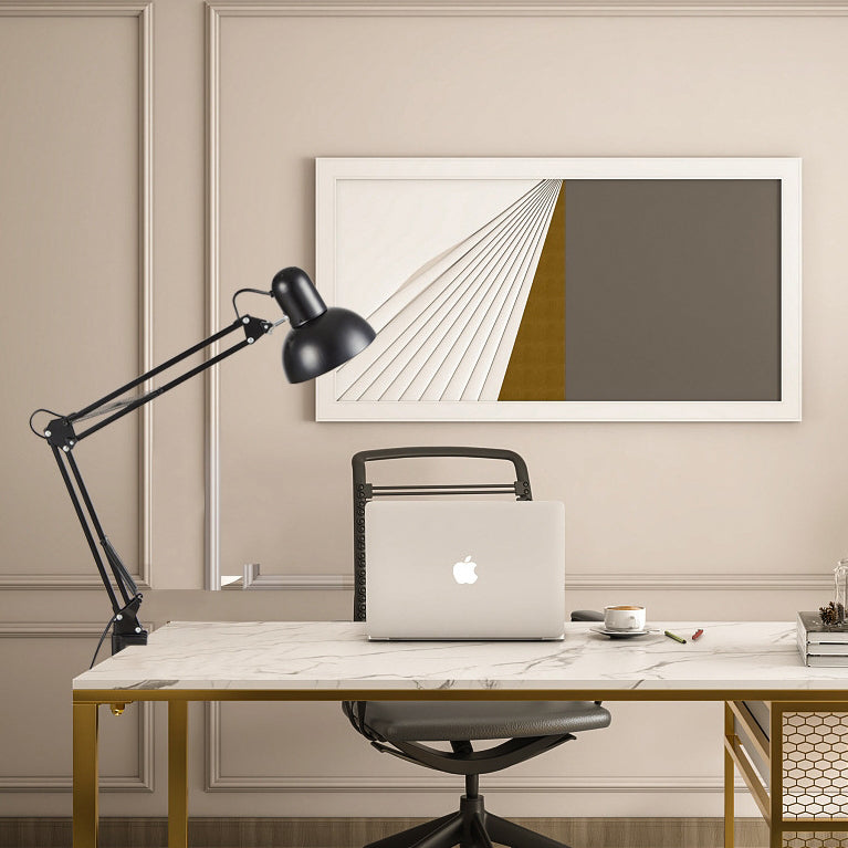 Lámpara de escritorio articulada Flexora – negra iluminando una mesa de trabajo con sillón